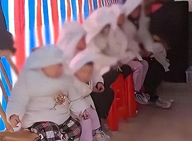 后双双离世：哥嫂接手拒领养咬牙带10娃！z6尊龙网站登录入口江西夫妻狂生8个孩子