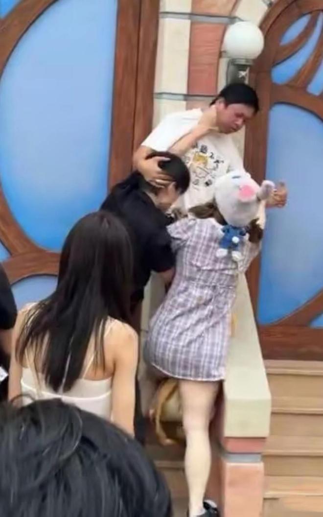 伤势成疑！兔帽女是否打小孩成最大争议尊龙凯时·中国网站迪士尼情侣现身医院(图2)