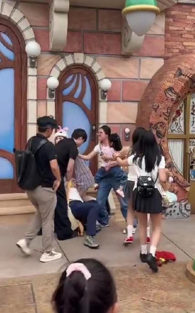 伤势成疑！兔帽女是否打小孩成最大争议尊龙凯时·中国网站迪士尼情侣现身医院(图6)