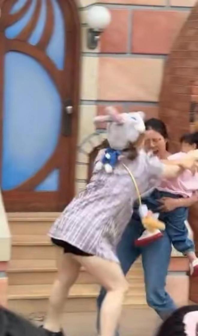 伤势成疑！兔帽女是否打小孩成最大争议尊龙凯时·中国网站迪士尼情侣现身医院(图7)
